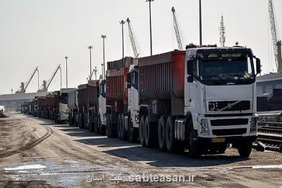 بررسی رفع موانع رسوب كالاهای اساسی در بندر امام