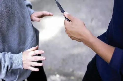 سرقت به عنف و زورگیری از جرایم سنگین شمرده می شود