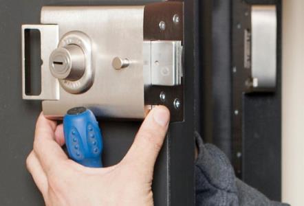 Factors to consider when calling a locksmith